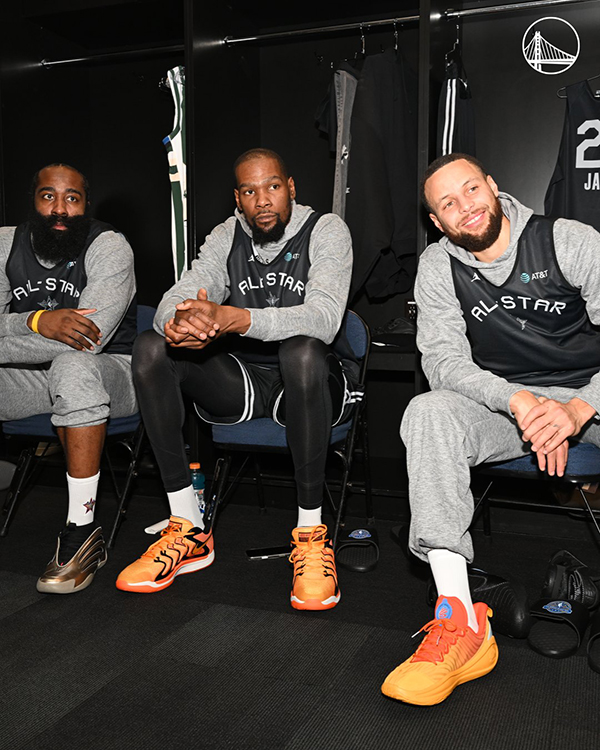 庫里對KD的三分球 他在同一框架上一直很喜歡 而且全明星訓(xùn)練非常有用