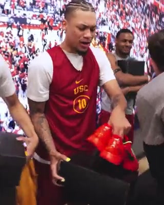 瓦妮莎贈(zèng)送南加州大學(xué)男、女籃球隊(duì)特別定制版科比6，紅色很驚艷