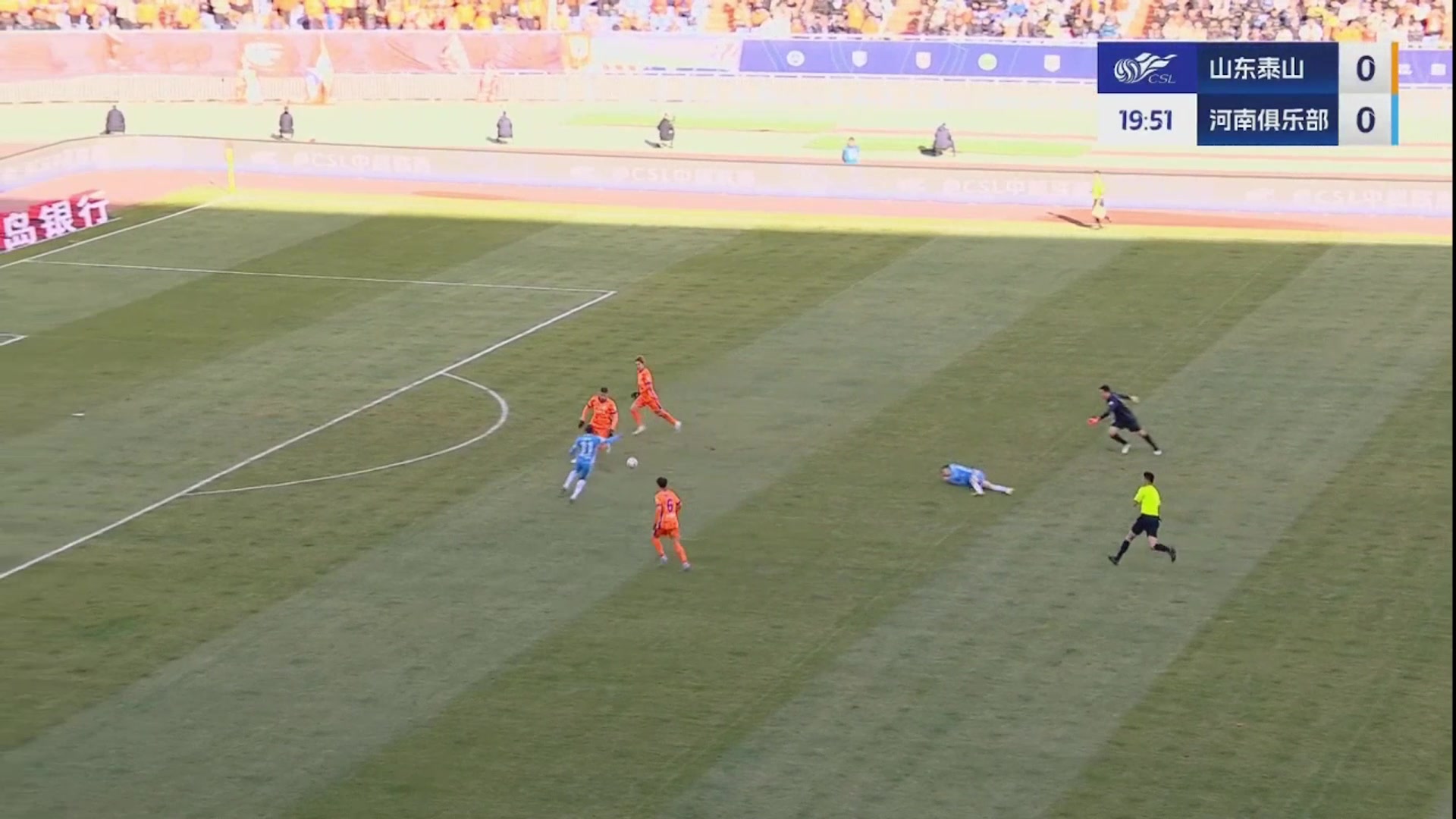 太魯莽了！王大雷出擊踢倒劉鑫瑜，VAR介入后改判直紅