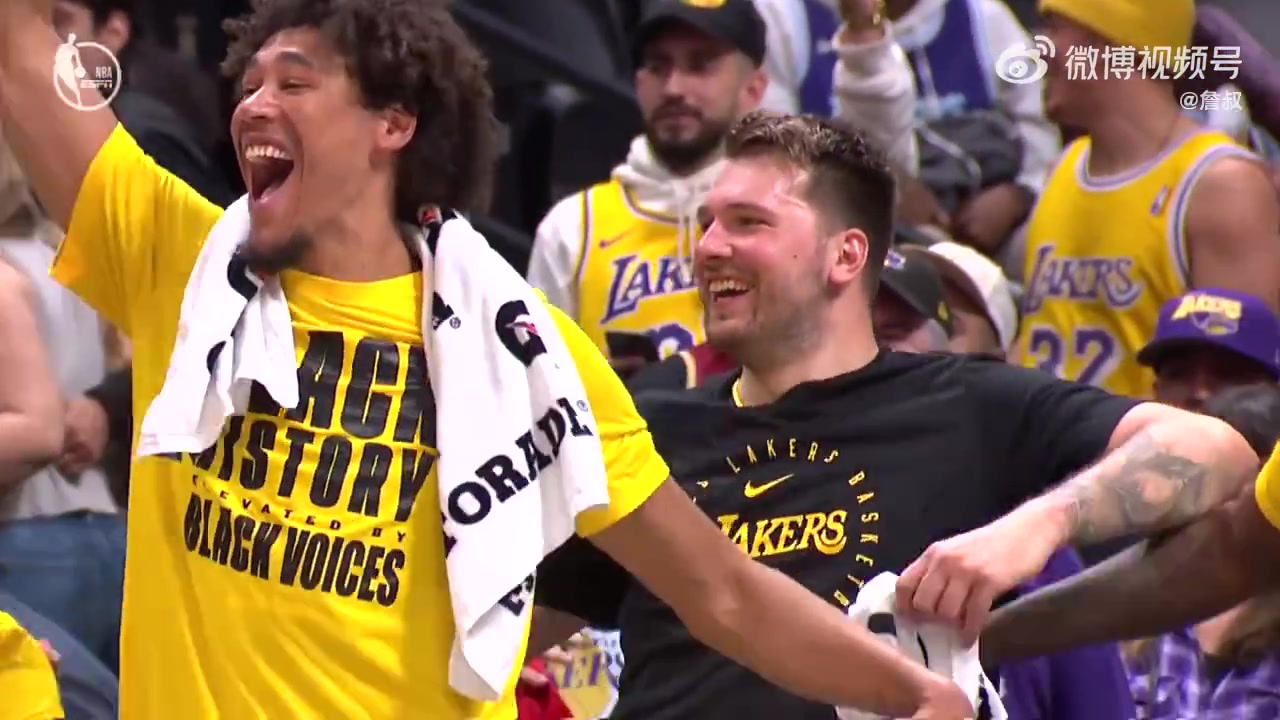 這是看到了老詹的進球？東契奇和海斯等人直接集體起立了！