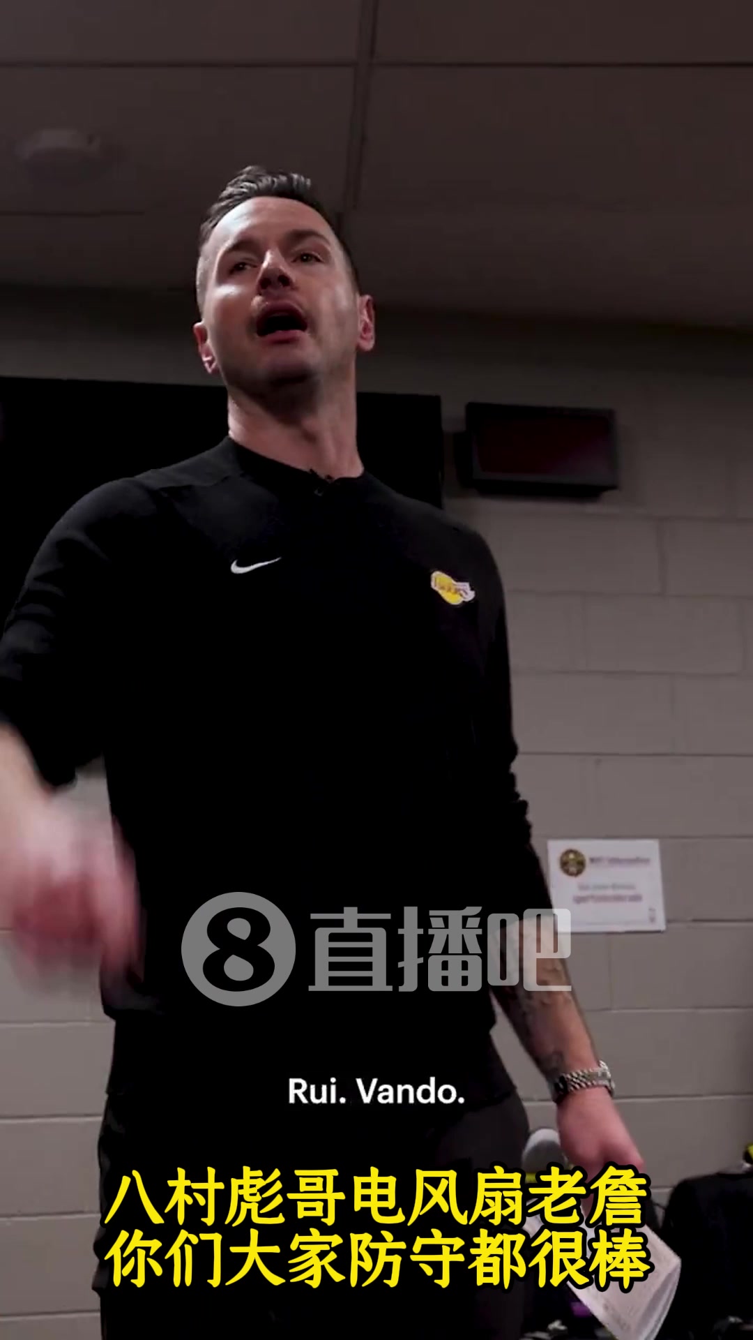 雷迪克猛夸東契奇防守一陣，后者比4斷手勢！贊全員對約基奇防守