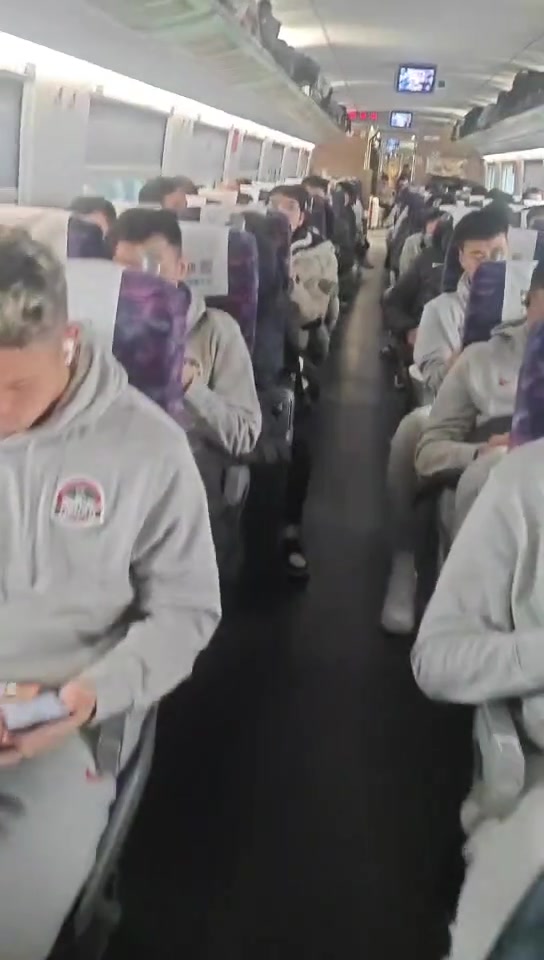 對(duì)陣山東泰山，河南建業(yè)隊(duì)員乘坐高鐵前往濟(jì)南