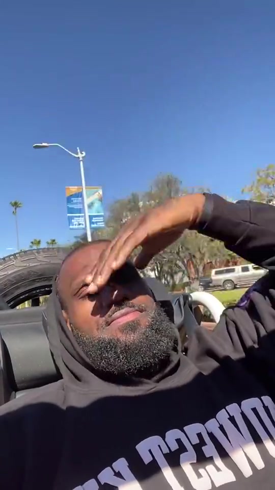 實在太愜意了！老詹開車兜風，曬著太陽聽著歌！