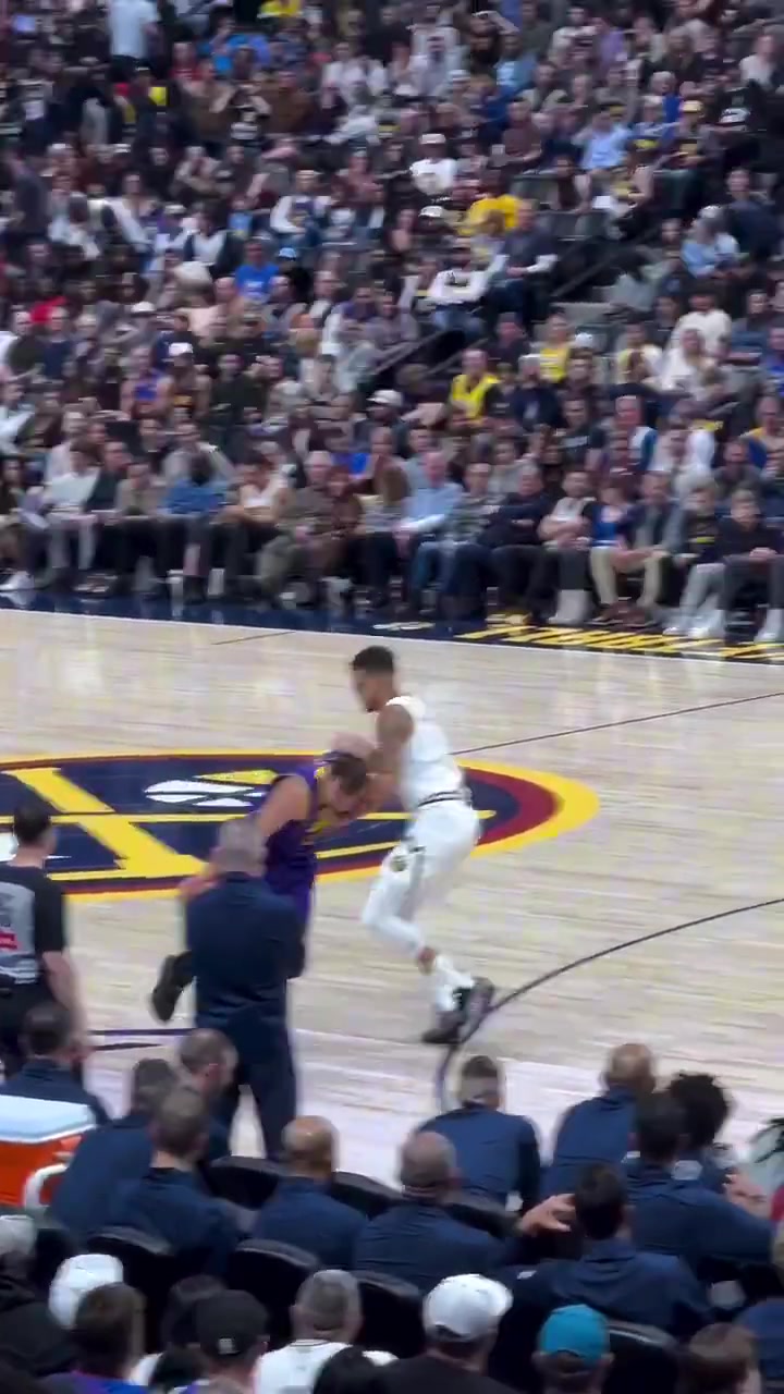 現(xiàn)場球迷拍攝：東契奇突破小波特這球，居然不是防守犯規(guī)？