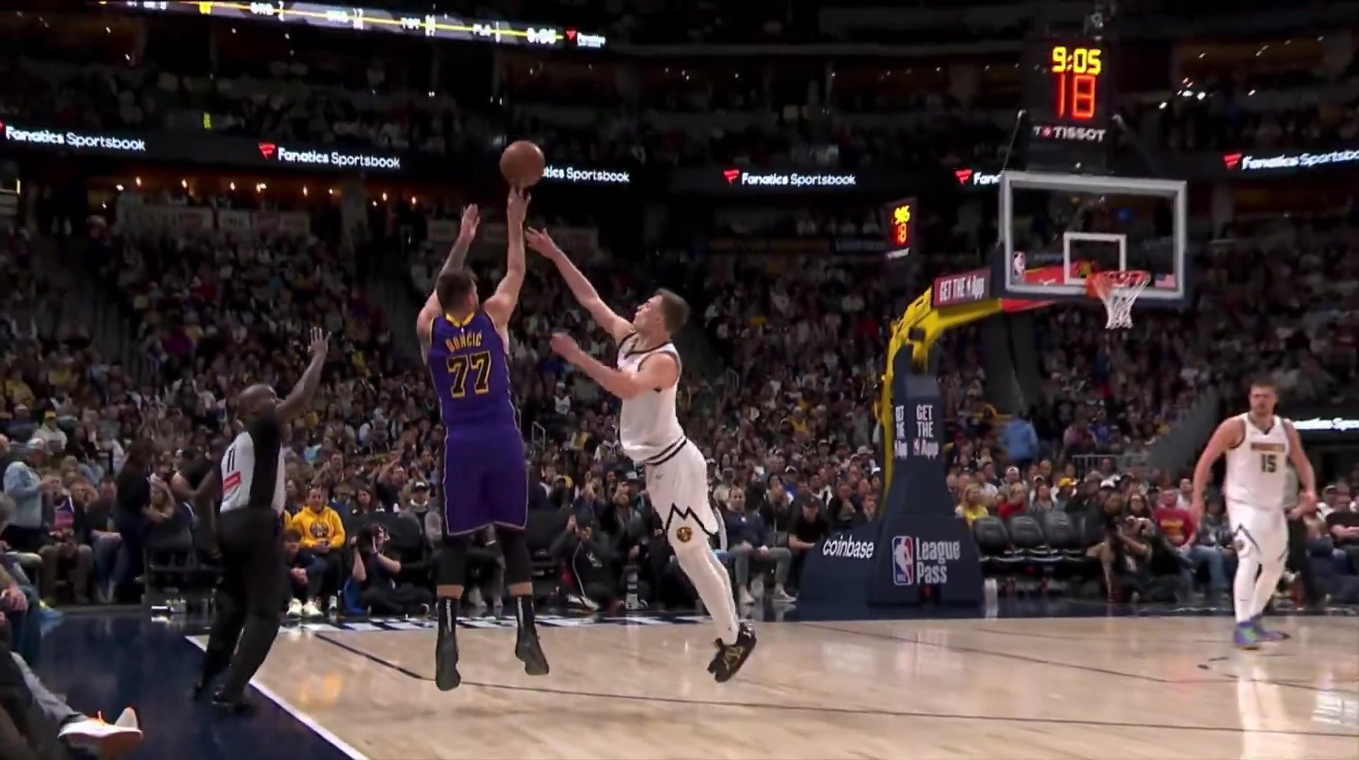 投籃藝術(shù)！東契奇這記持球撤步三分實在太絲滑！