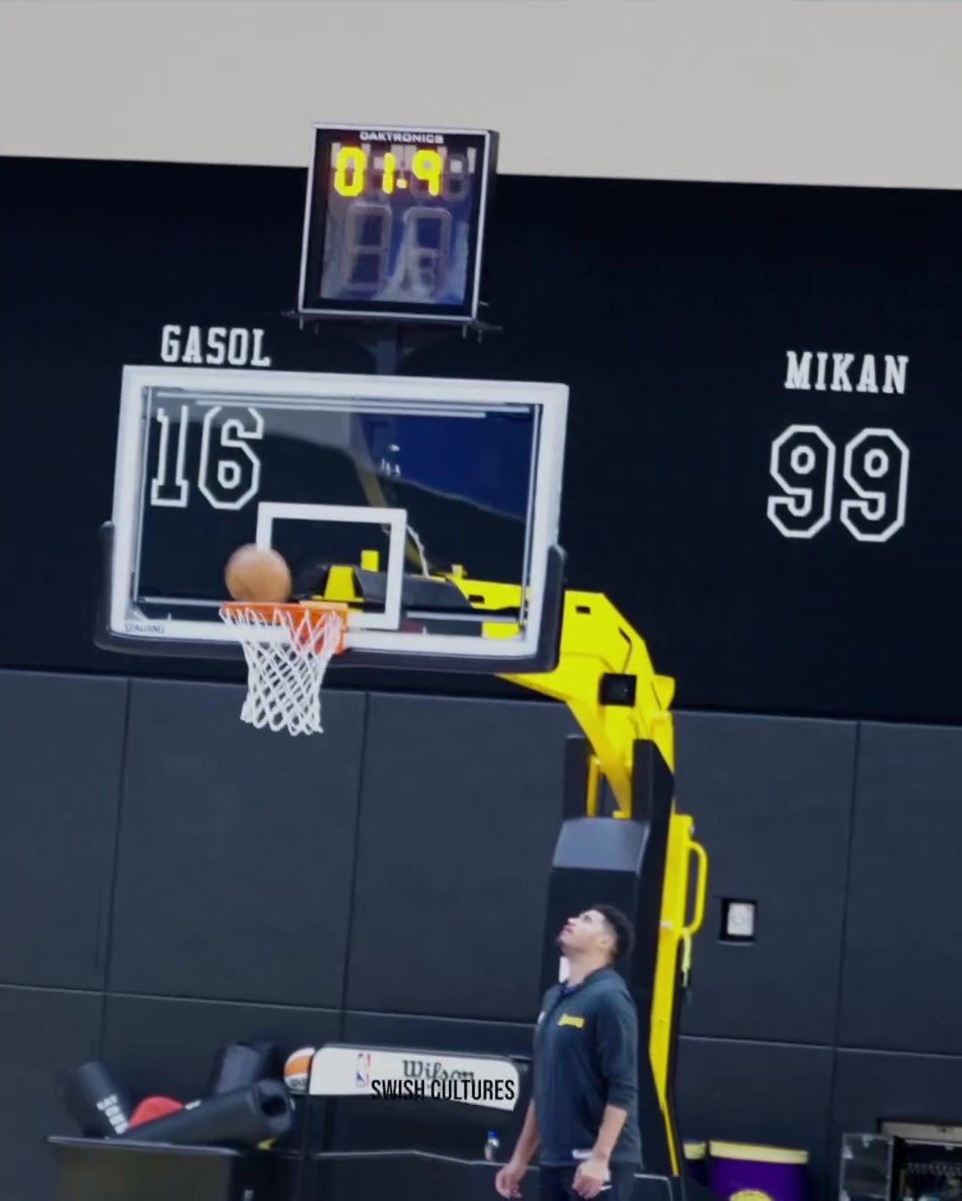 東契奇&電風扇PK半場三分，東契奇一擊命中，電風扇乖乖做俯臥撐