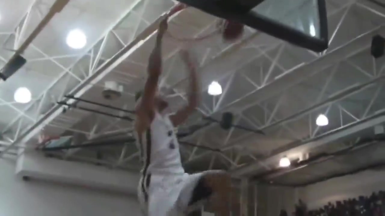 黑歷史！名場面：庫里空中連續(xù)三次扣籃，籃球險些入網(wǎng)！