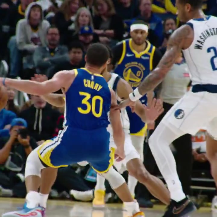 還是忘不了他！庫里冷血三分后做出晚安，眼睛死死盯著克萊的方向