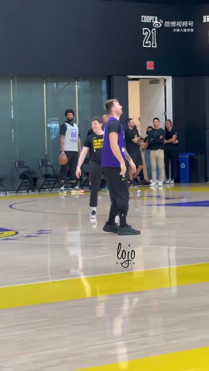 就是這么信任你！DFS出手三分，東契奇在旁邊提前慶祝