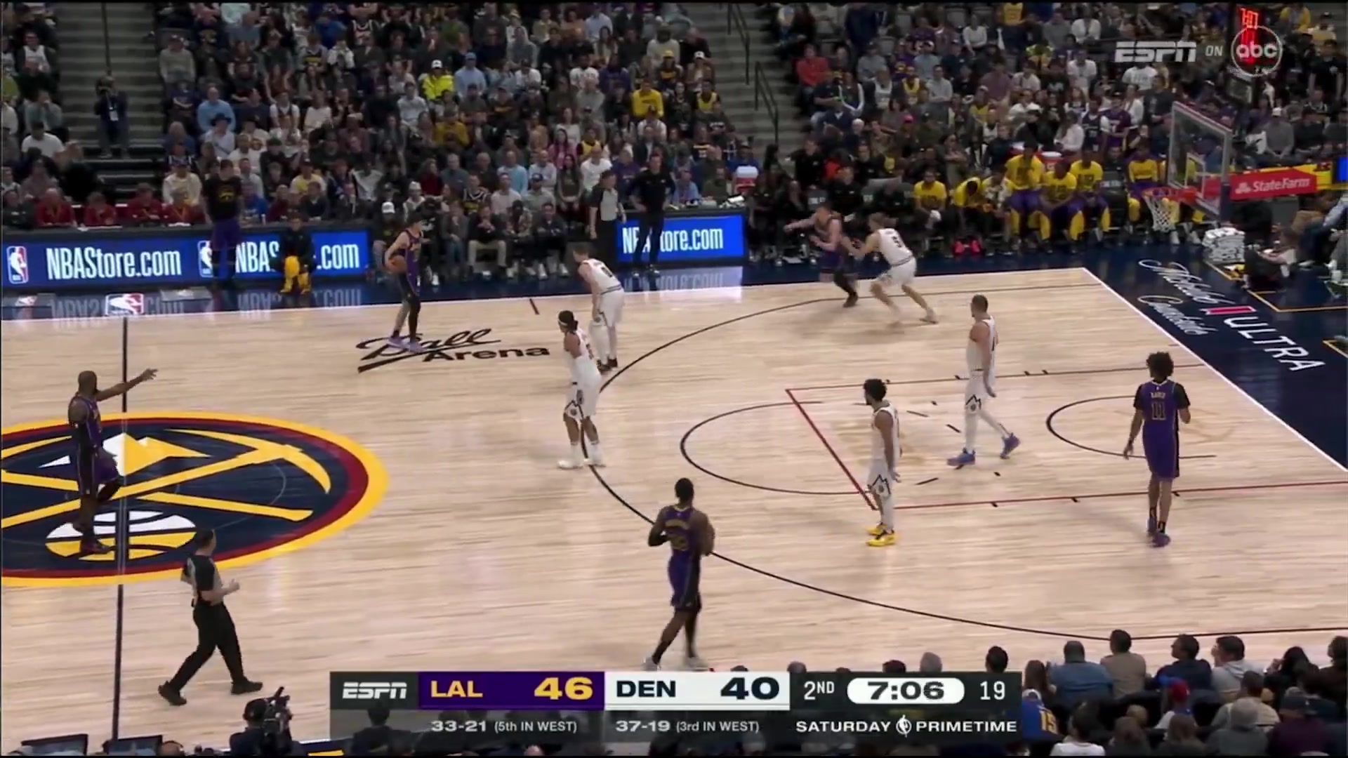 頂級(jí)籃球智商！掘金將飲水機(jī)球員泰森換上，詹姆斯立馬指揮里夫斯點(diǎn)名單打他！