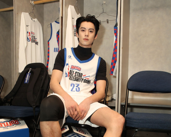 王·亨迪（Wang Hedi）的夢(mèng)想在追逐星星時(shí)再次實(shí)現(xiàn)！詹姆斯之后 他與咖喱合影并獲得了簽名的球衣