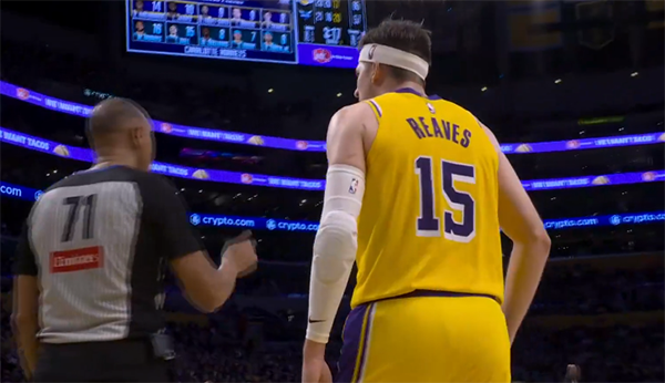 里夫斯憤怒地批評了裁判 并被開除 湖人隊(duì)的暴風(fēng)雨突然在第三季度發(fā)生了變化